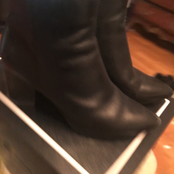 A pair of ankle boots - Picture 2 of 3